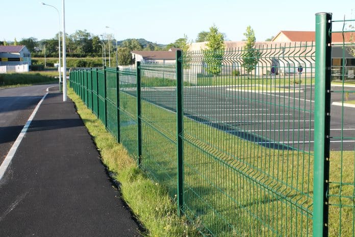 Une clôture de panneau rigide